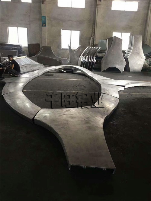 挑选石纹铝单板为何要选择大制作公司