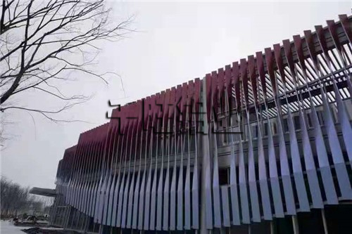 拉丝铝单板甚麽品牌好？要如何选择上乘拉丝铝单板？