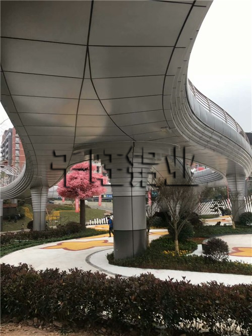 氟碳铝单板生产厂家哪家好？要如何寻找上乘氟碳铝单板